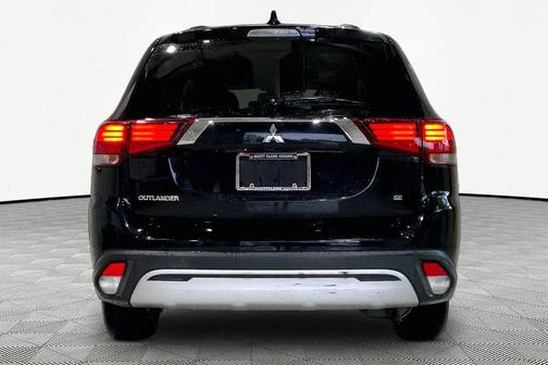 Labrador Black Metallic 2020 Mitsubishi Outlander SE