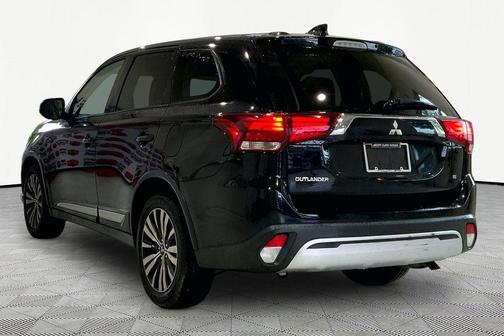 Labrador Black Metallic 2020 Mitsubishi Outlander SE