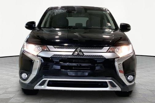 Labrador Black Metallic 2020 Mitsubishi Outlander SE