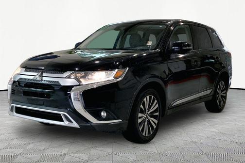 Labrador Black Metallic 2020 Mitsubishi Outlander SE