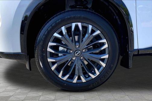 Everest White Pearl Tricoat 2026 Nissan Rogue Platinum