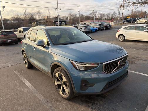 2023 Volvo XC40 B5 Plus Bright Theme
