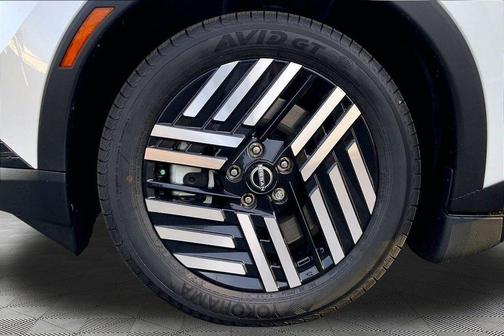 Everest White Pearl Tricoat/Black 2026 Nissan Leaf SV+