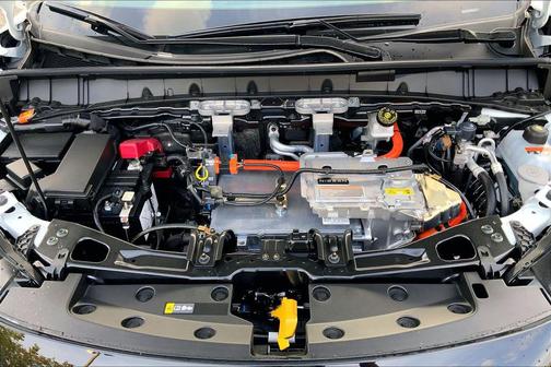 Everest White Pearl Tricoat/Black 2026 Nissan Leaf SV+