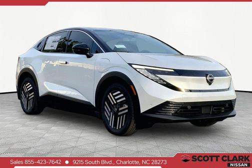 Everest White Pearl Tricoat/Black 2026 Nissan Leaf SV+