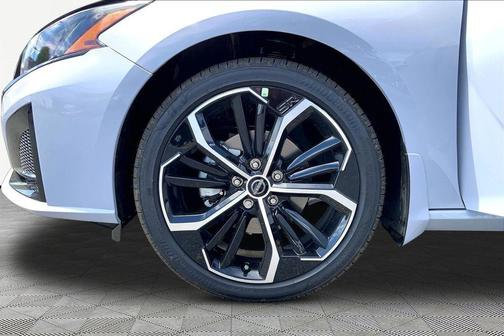 Gray Sky Pearl/Super Black 2026 Nissan Altima SR FWD