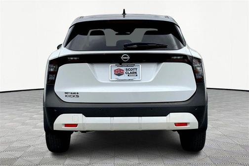 Aspen White Tricoat/Super Black 2026 Nissan Kicks SV