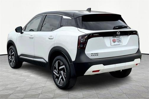 Aspen White Tricoat/Super Black 2026 Nissan Kicks SV