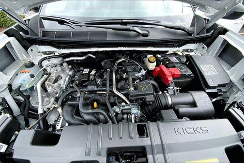 Aspen White Tricoat/Super Black 2026 Nissan Kicks SV