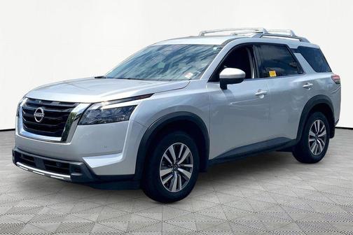 Brilliant Silver Metallic 2025 Nissan Pathfinder SL FWD