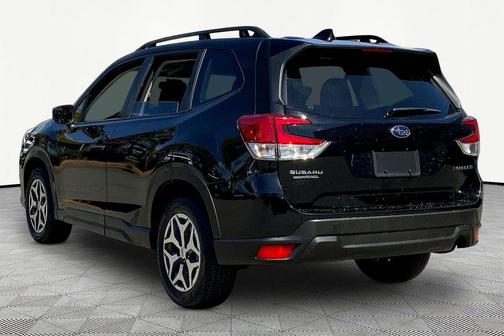 Crystal Black Silica 2024 Subaru Forester Premium