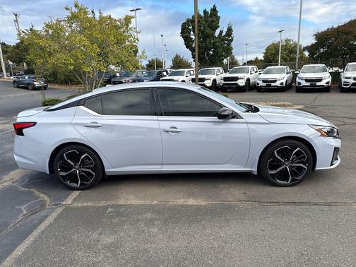 2025 Nissan Altima SR FWD
