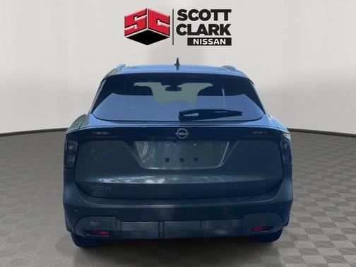 Gun Metallic/Scarlet Ember Tintcoat 2026 Nissan Kicks SV