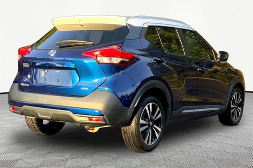 Deep Blue Pearl/Fresh Powder 2019 Nissan Kicks SR