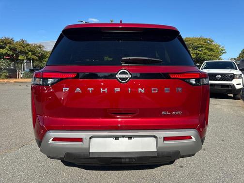 2023 Nissan Pathfinder SL 4WD