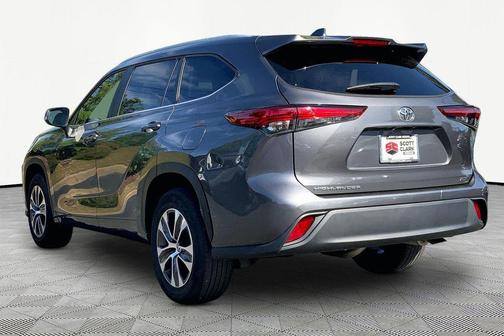 Magnetic Gray Metallic 2023 Toyota Highlander XLE