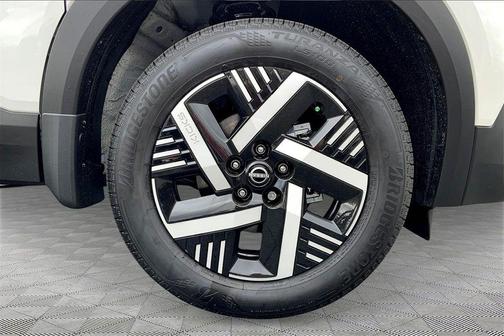 Aspen White Tricoat/Super Black 2026 Nissan Kicks SV