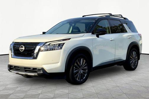 Pearl White Tricoat/Super Black 2023 Nissan Pathfinder SL FWD