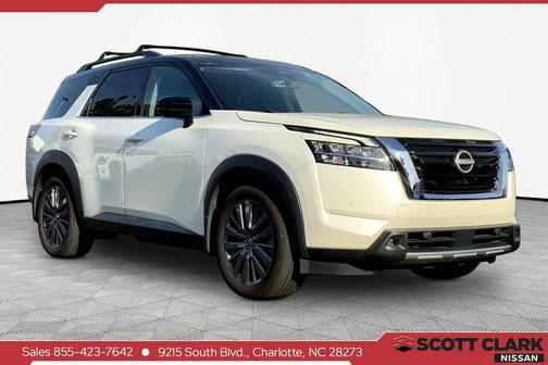 Pearl White Tricoat/Super Black 2023 Nissan Pathfinder SL FWD