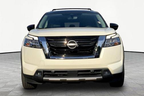 Pearl White Tricoat/Super Black 2023 Nissan Pathfinder SL FWD