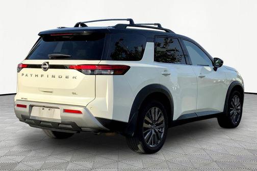 Pearl White Tricoat/Super Black 2023 Nissan Pathfinder SL FWD