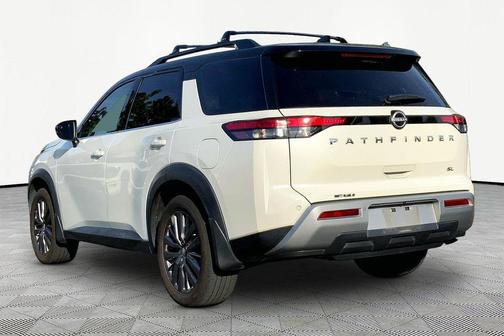 Pearl White Tricoat/Super Black 2023 Nissan Pathfinder SL FWD
