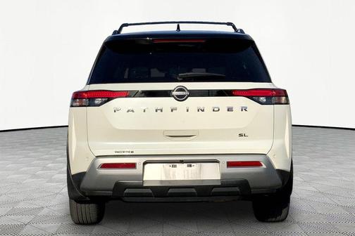 Pearl White Tricoat/Super Black 2023 Nissan Pathfinder SL FWD