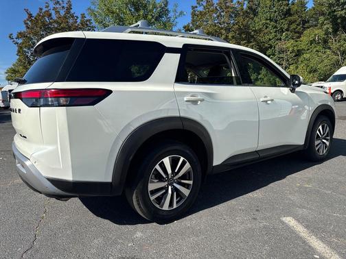 2023 Nissan Pathfinder SL 4WD
