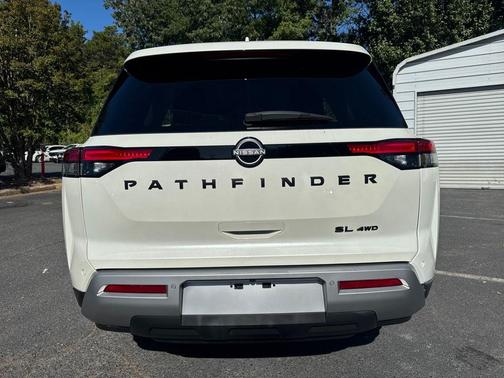 2023 Nissan Pathfinder SL 4WD