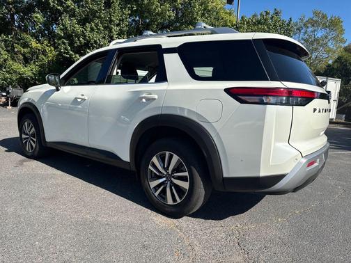2023 Nissan Pathfinder SL 4WD