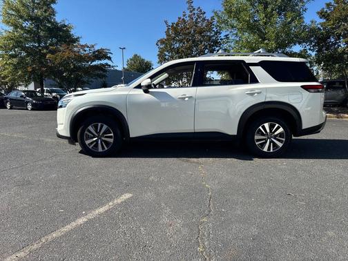 2023 Nissan Pathfinder SL 4WD