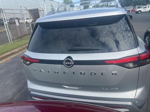 2023 Nissan Pathfinder SL 4WD
