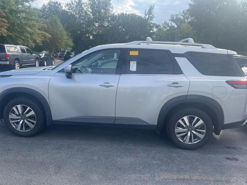 2023 Nissan Pathfinder SL 4WD