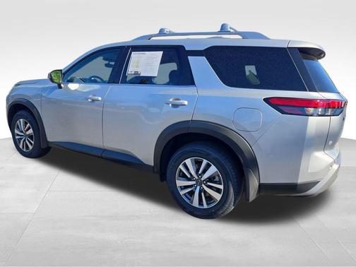 2023 Nissan Pathfinder SL 4WD