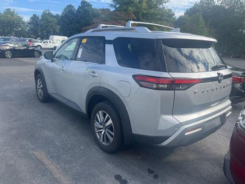 2023 Nissan Pathfinder SL 4WD