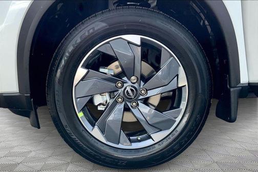 Everest White Pearl Tricoat 2026 Nissan Rogue SV