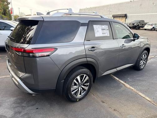 2025 Nissan Pathfinder SL FWD