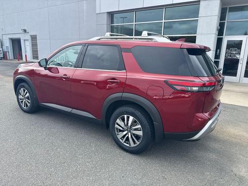 2023 Nissan Pathfinder SL 4WD