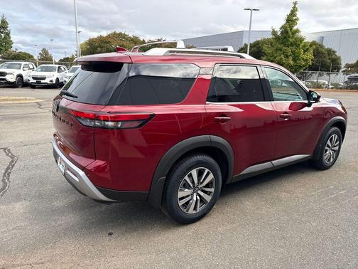 2023 Nissan Pathfinder SL 4WD