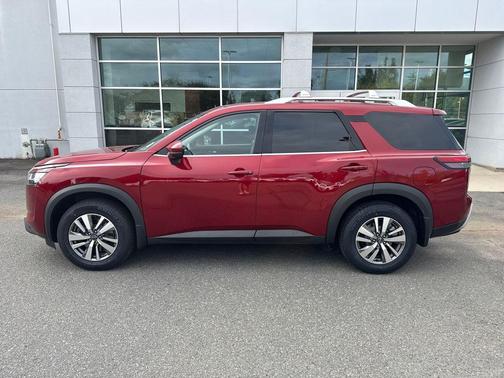 2023 Nissan Pathfinder SL 4WD