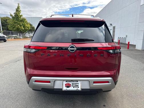 2023 Nissan Pathfinder SL 4WD