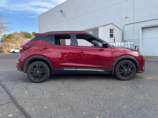 2022 Nissan Kicks SR