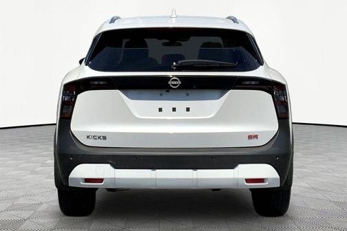 Aspen White Tricoat 2025 Nissan Kicks SR