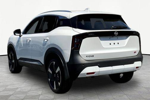 Aspen White Tricoat 2025 Nissan Kicks SR