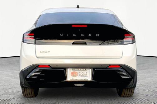 Everest White Pearl Tricoat 2026 Nissan Leaf S+