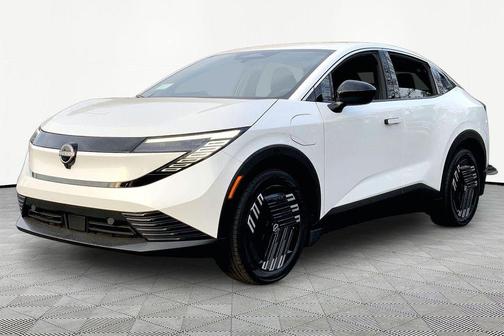 Everest White Pearl Tricoat 2026 Nissan Leaf S+