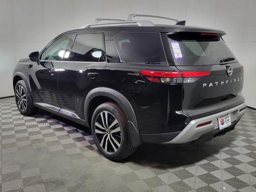2025 Nissan Pathfinder Platinum FWD