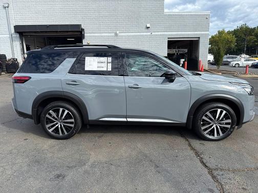 2025 Nissan Pathfinder Platinum FWD