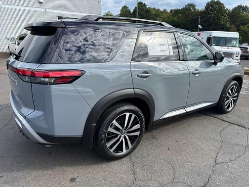 2025 Nissan Pathfinder Platinum FWD