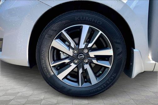 Brilliant Silver Metallic 2025 Nissan Versa 1.6 SV